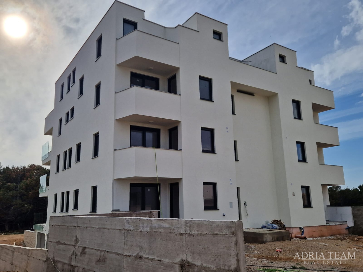 APARTMENTS IN A RESIDENTIAL BUILDING IN NEW CONSTRUCTION, 270 m FROM THE SEA - POVLJANA, PAG