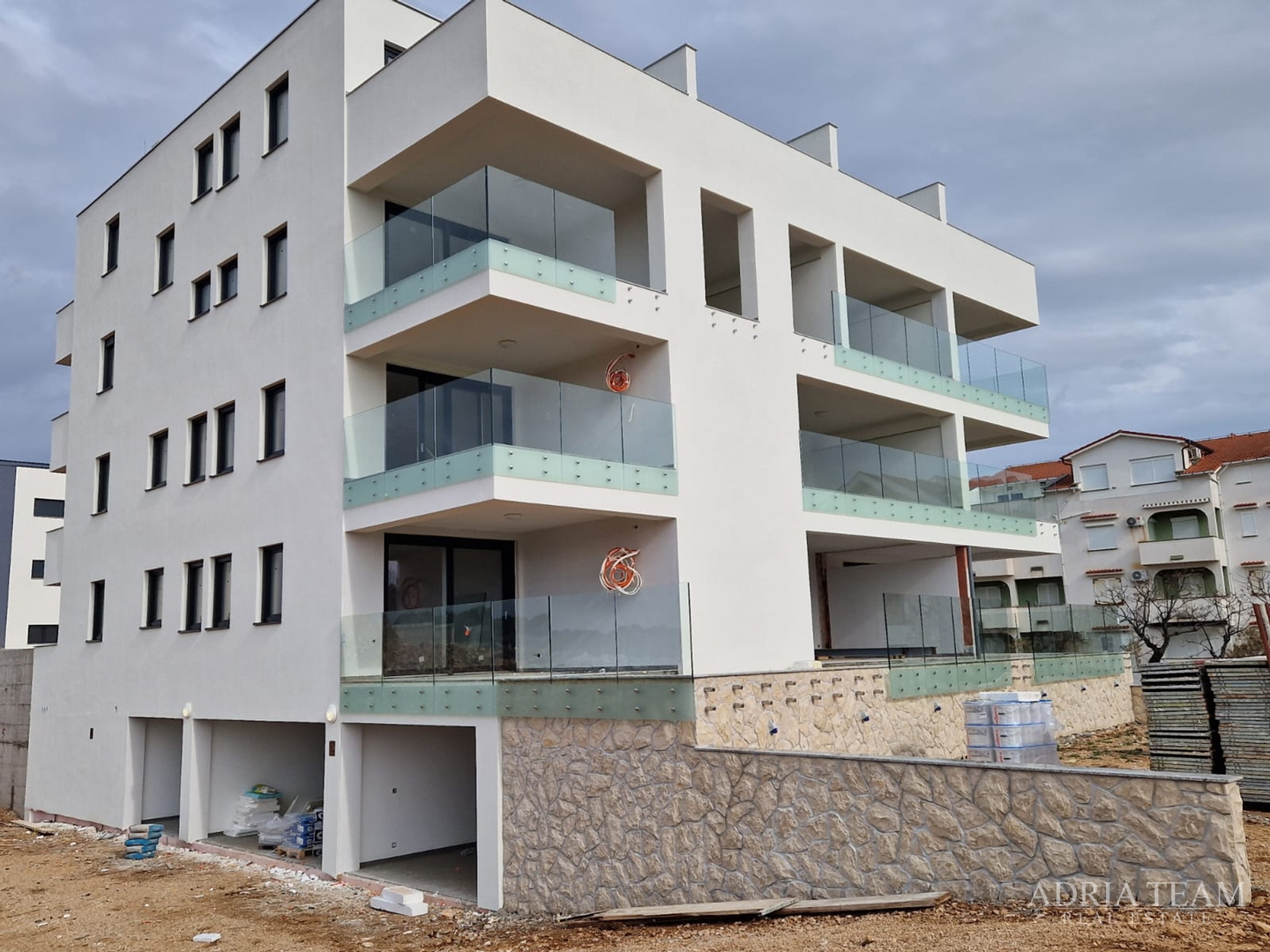 APARTMENTS IN A RESIDENTIAL BUILDING IN NEW CONSTRUCTION, 270 m FROM THE SEA - POVLJANA, PAG