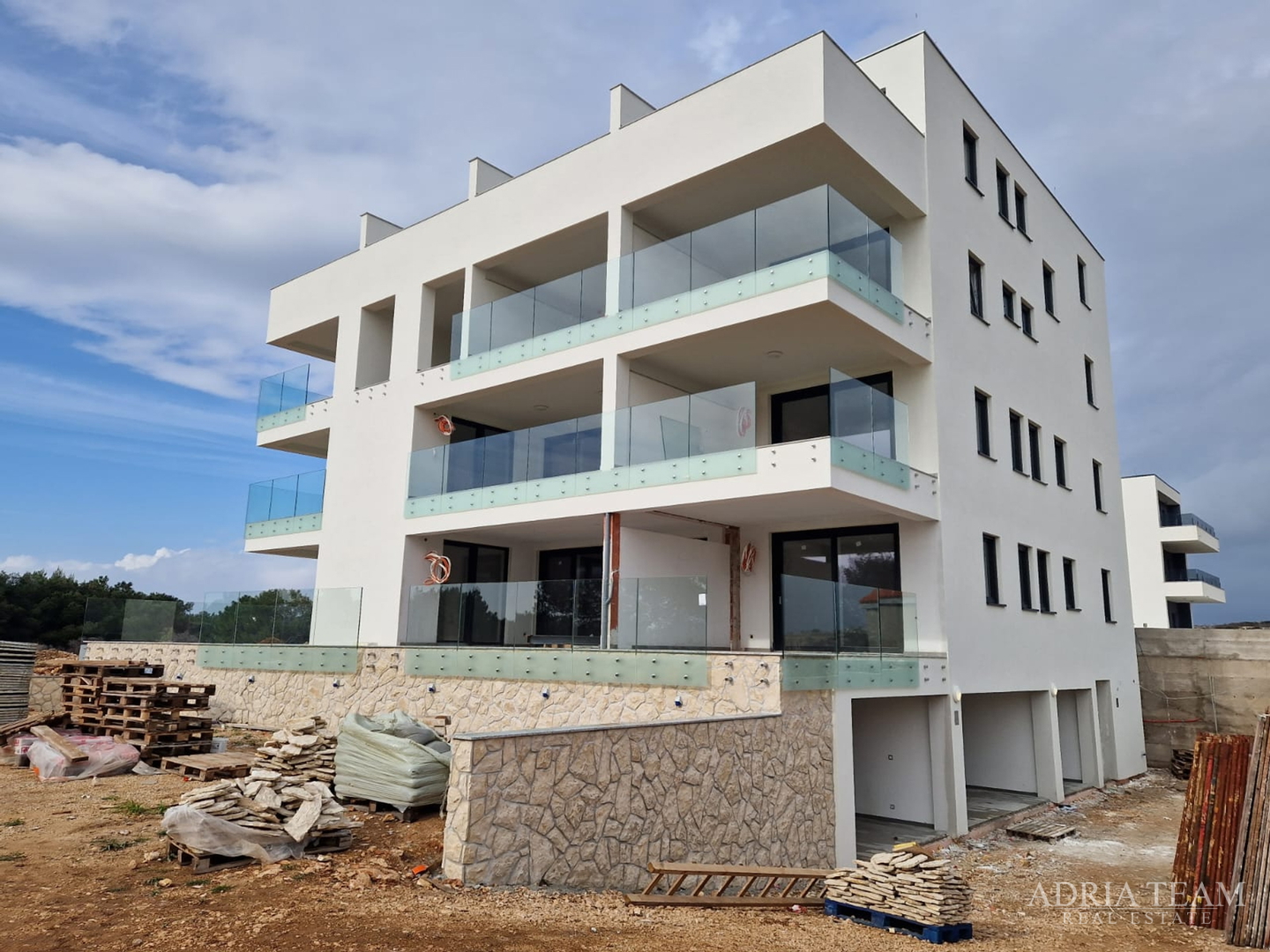 APARTMENTS IN A RESIDENTIAL BUILDING IN NEW CONSTRUCTION, 270 m FROM THE SEA - POVLJANA, PAG