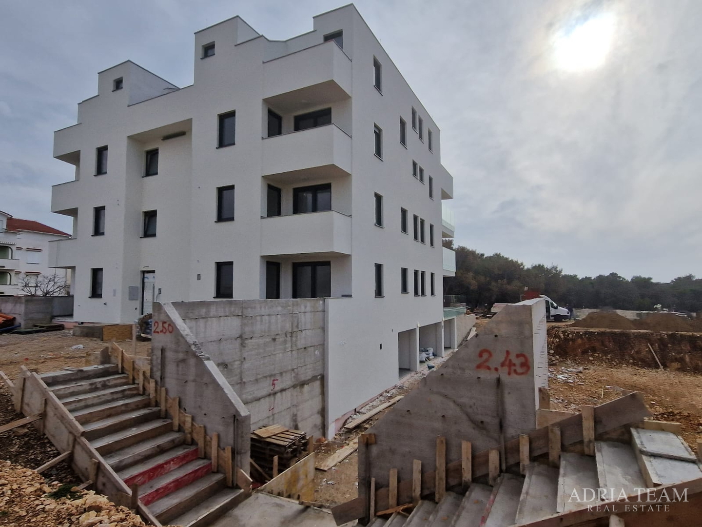APARTMENTS IN A RESIDENTIAL BUILDING IN NEW CONSTRUCTION, 270 m FROM THE SEA - POVLJANA, PAG