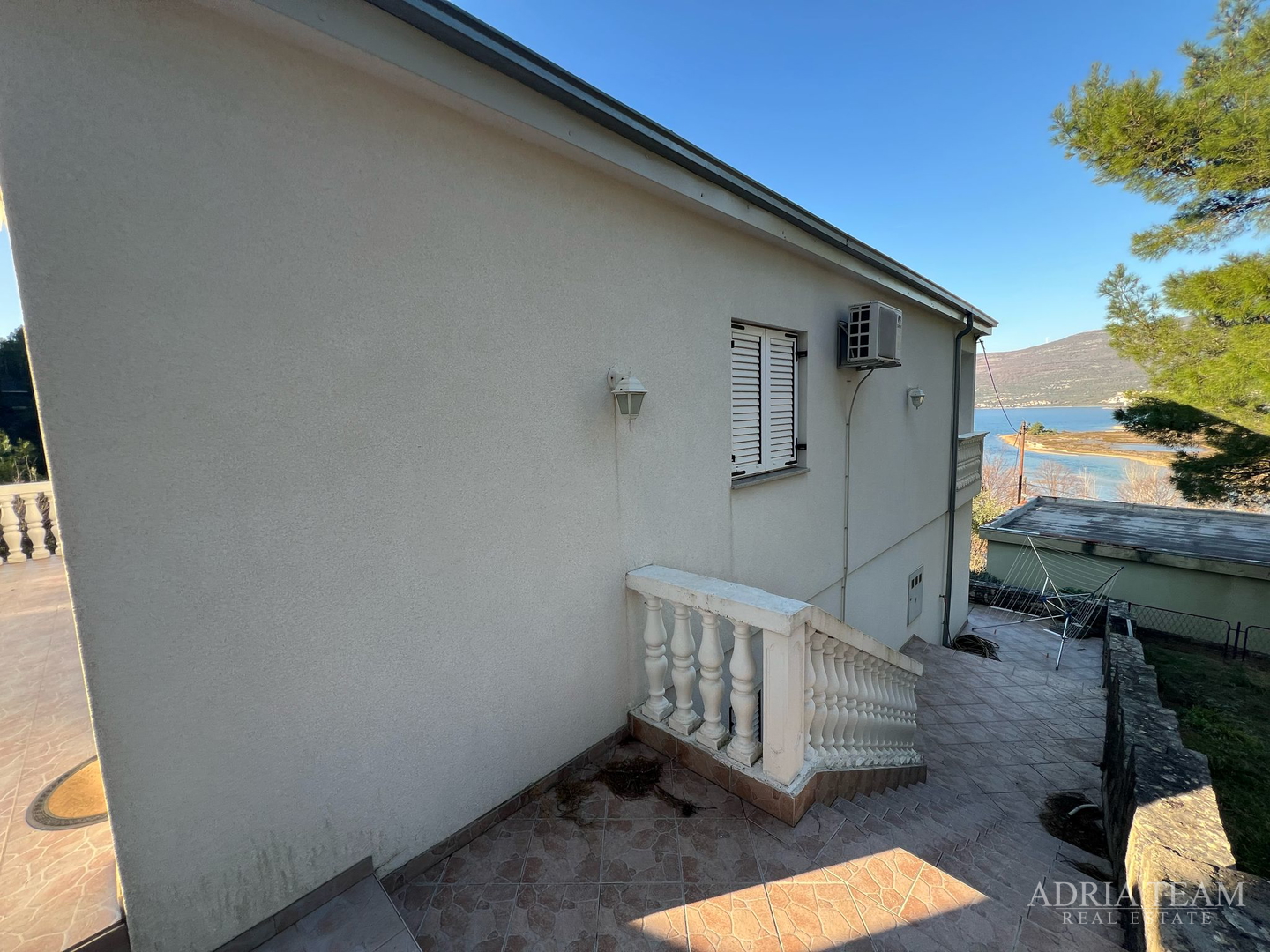 KUĆA S TRI STAMBENE JEDINICE, POGLED NA MORE I VELEBIT - DONJI KARIN