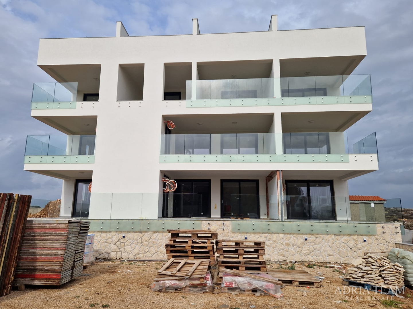 APARTMENTS IN A RESIDENTIAL BUILDING IN NEW CONSTRUCTION, 270 m FROM THE SEA - POVLJANA, PAG