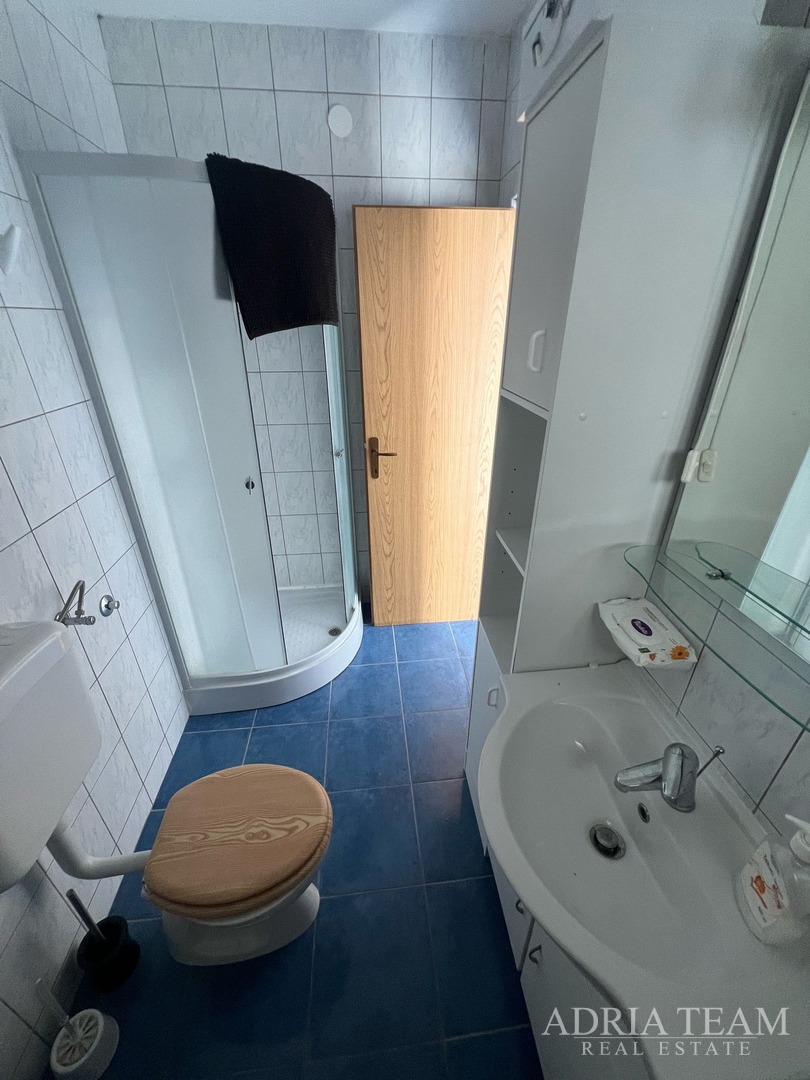 KUĆA S TRI STAMBENE JEDINICE, POGLED NA MORE I VELEBIT - DONJI KARIN