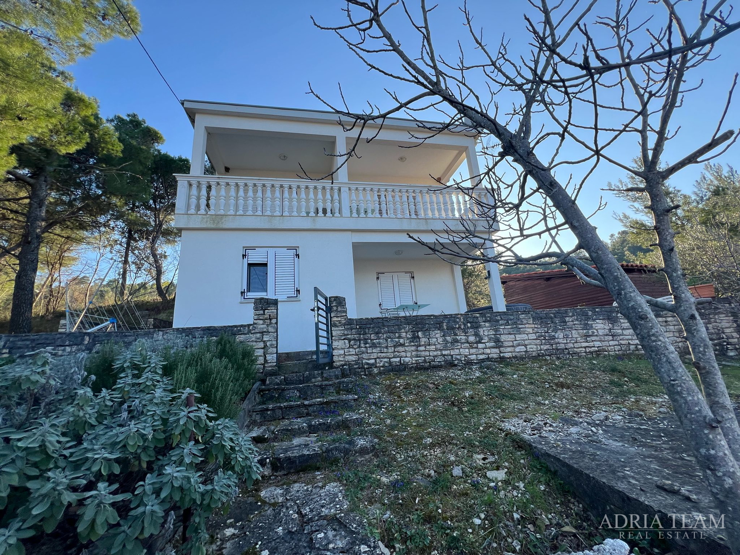 KUĆA S TRI STAMBENE JEDINICE, POGLED NA MORE I VELEBIT - DONJI KARIN