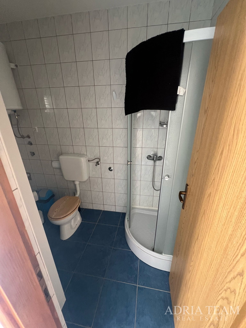 KUĆA S TRI STAMBENE JEDINICE, POGLED NA MORE I VELEBIT - DONJI KARIN