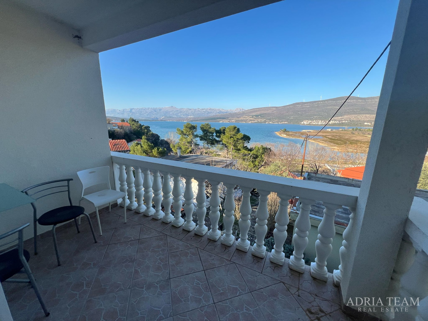 KUĆA S TRI STAMBENE JEDINICE, POGLED NA MORE I VELEBIT - DONJI KARIN