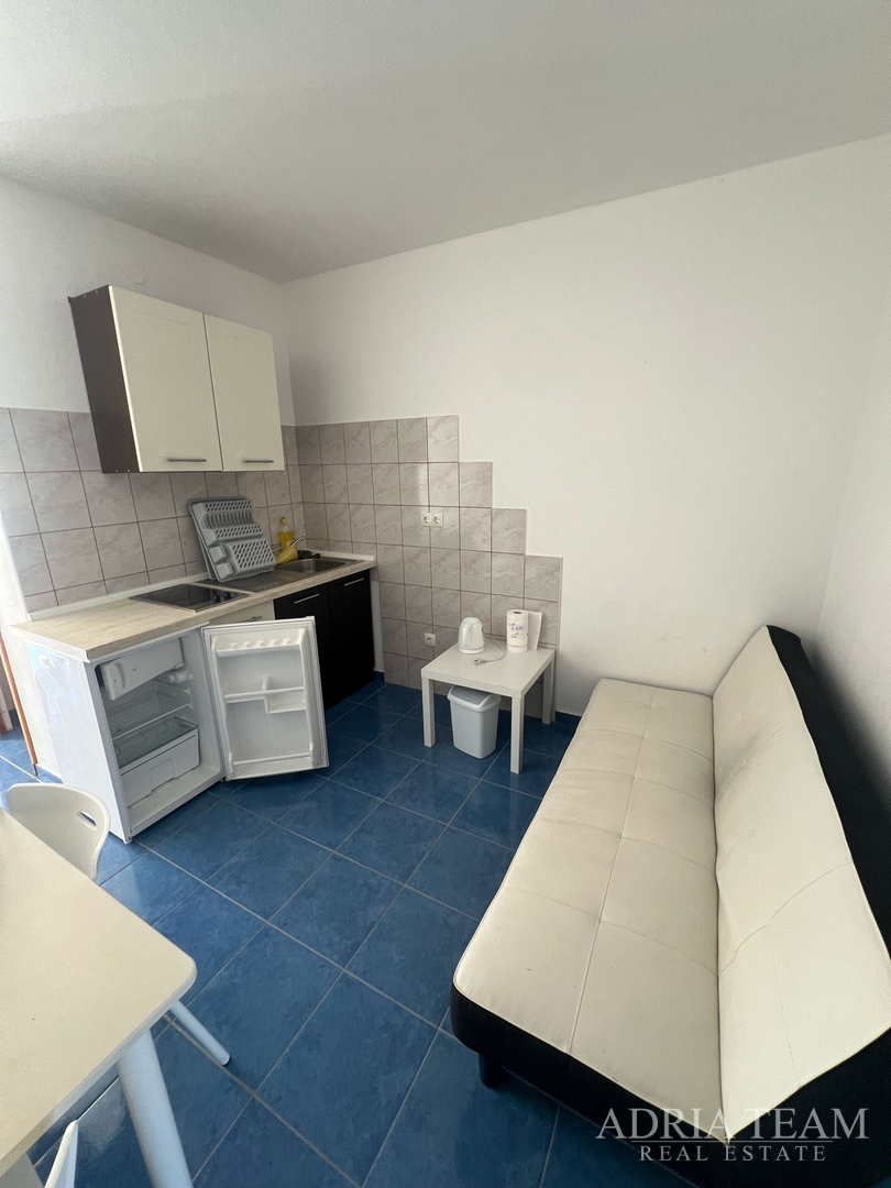 KUĆA S TRI STAMBENE JEDINICE, POGLED NA MORE I VELEBIT - DONJI KARIN