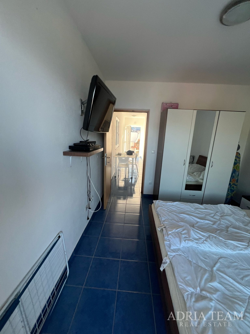 KUĆA S TRI STAMBENE JEDINICE, POGLED NA MORE I VELEBIT - DONJI KARIN