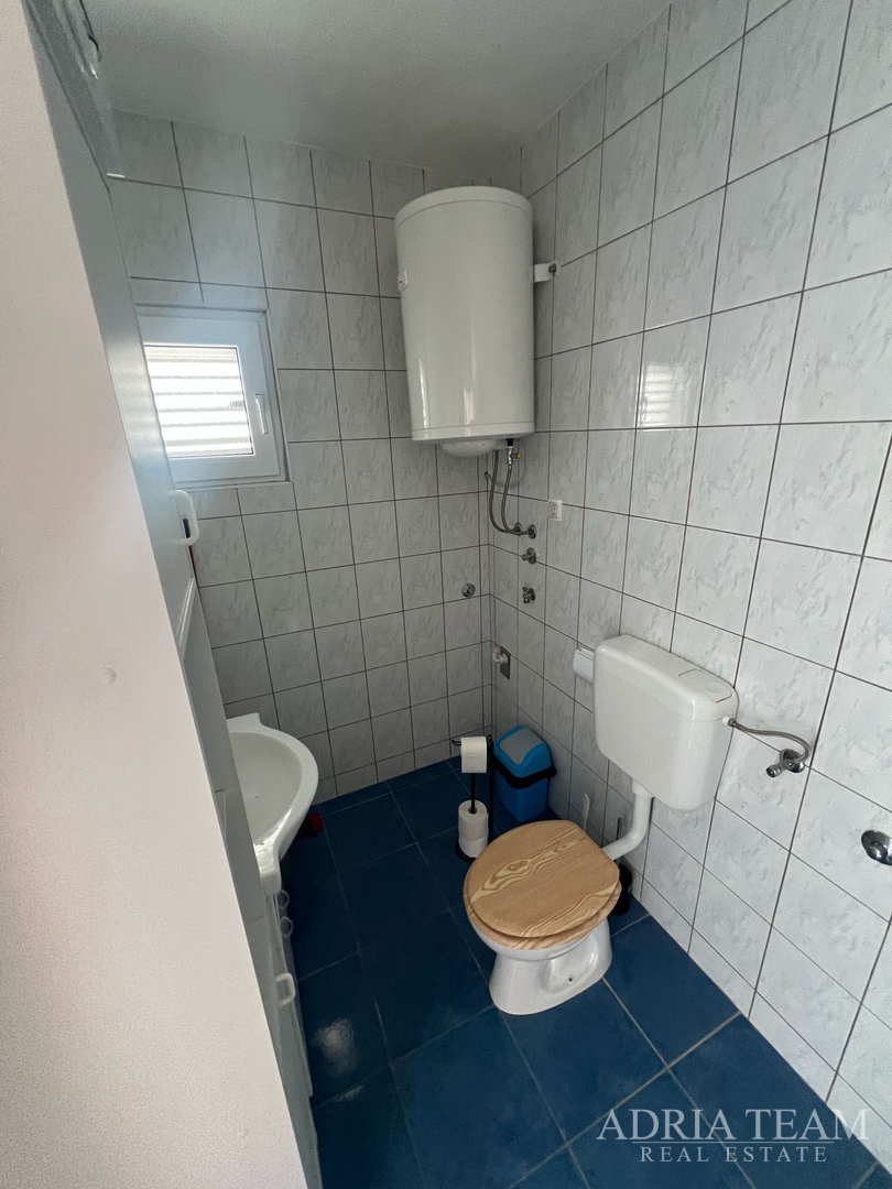 KUĆA S TRI STAMBENE JEDINICE, POGLED NA MORE I VELEBIT - DONJI KARIN