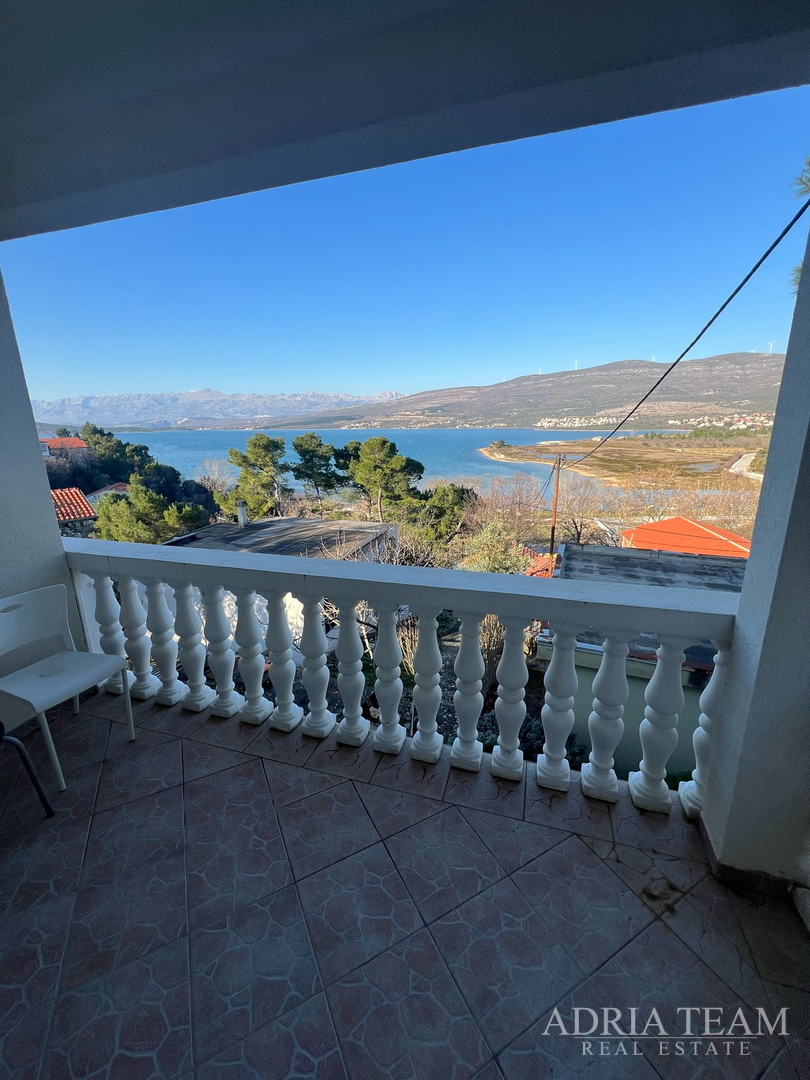 KUĆA S TRI STAMBENE JEDINICE, POGLED NA MORE I VELEBIT - DONJI KARIN