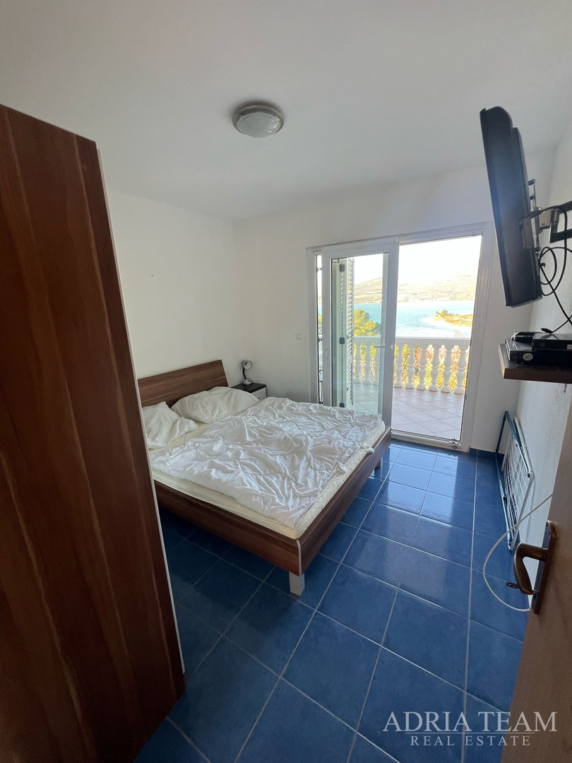 KUĆA S TRI STAMBENE JEDINICE, POGLED NA MORE I VELEBIT - DONJI KARIN