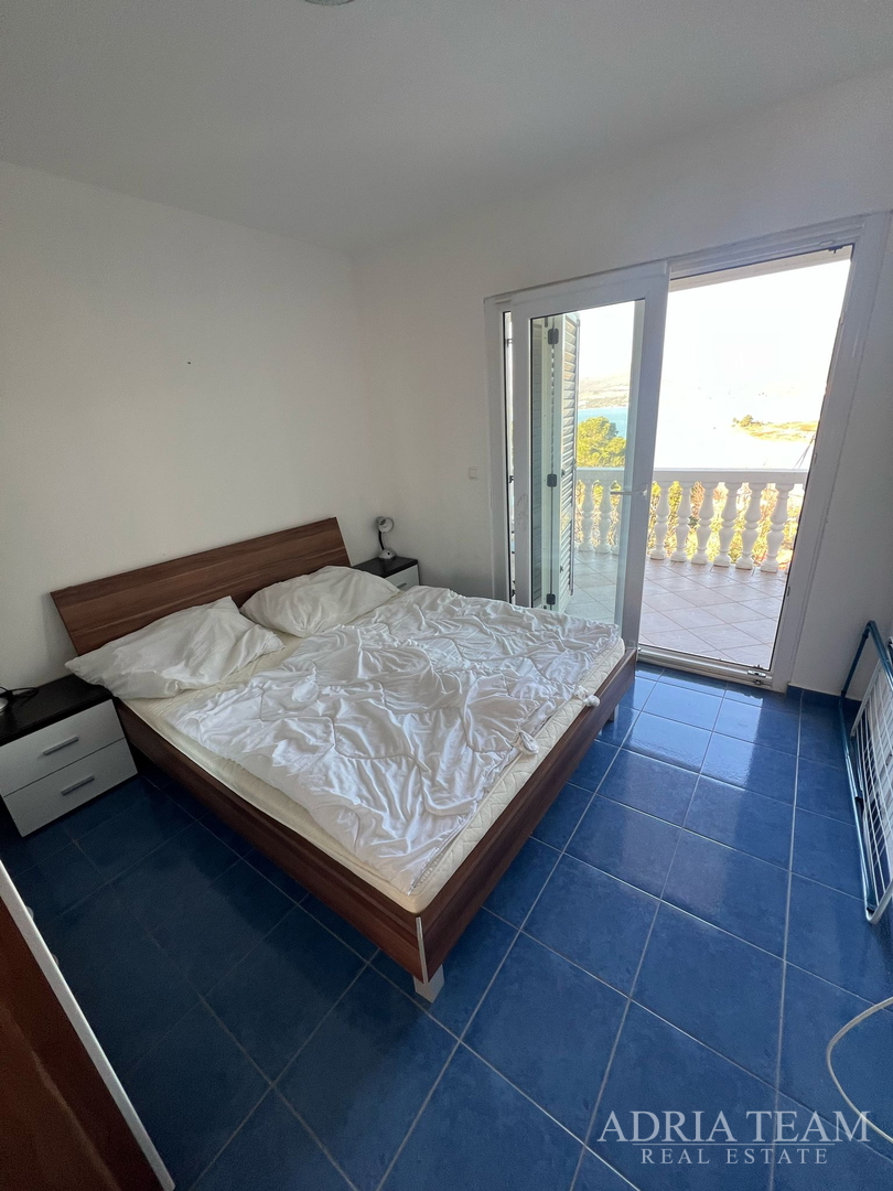 KUĆA S TRI STAMBENE JEDINICE, POGLED NA MORE I VELEBIT - DONJI KARIN