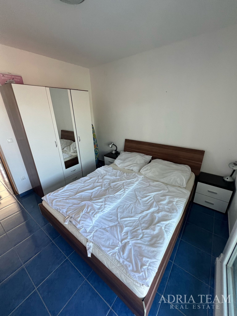 KUĆA S TRI STAMBENE JEDINICE, POGLED NA MORE I VELEBIT - DONJI KARIN