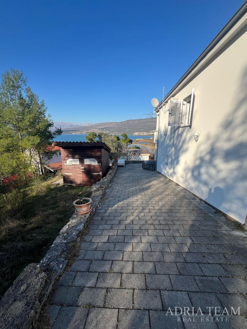 KUĆA S TRI STAMBENE JEDINICE, POGLED NA MORE I VELEBIT - DONJI KARIN