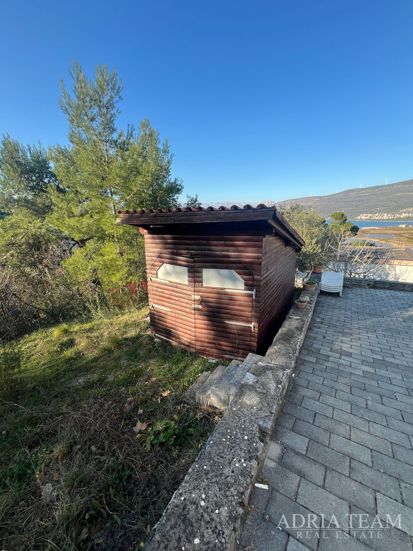 KUĆA S TRI STAMBENE JEDINICE, POGLED NA MORE I VELEBIT - DONJI KARIN