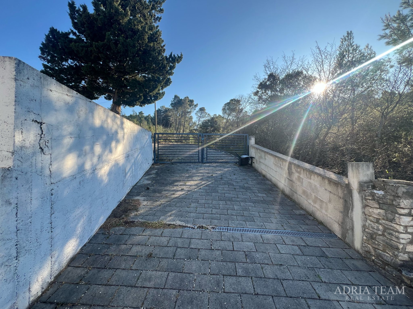 KUĆA S TRI STAMBENE JEDINICE, POGLED NA MORE I VELEBIT - DONJI KARIN