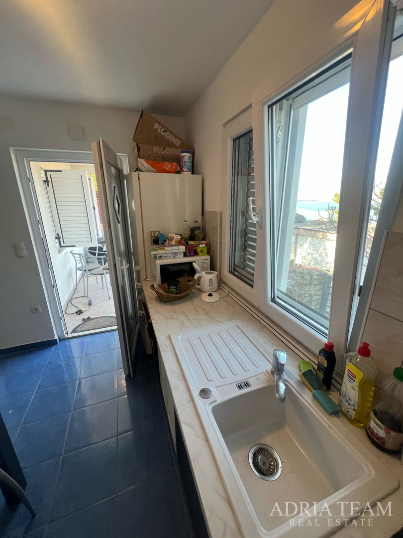 KUĆA S TRI STAMBENE JEDINICE, POGLED NA MORE I VELEBIT - DONJI KARIN