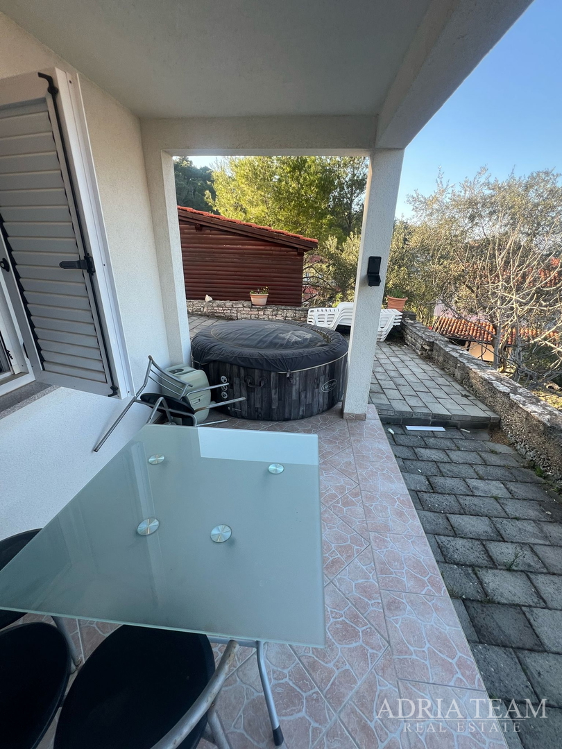 KUĆA S TRI STAMBENE JEDINICE, POGLED NA MORE I VELEBIT - DONJI KARIN