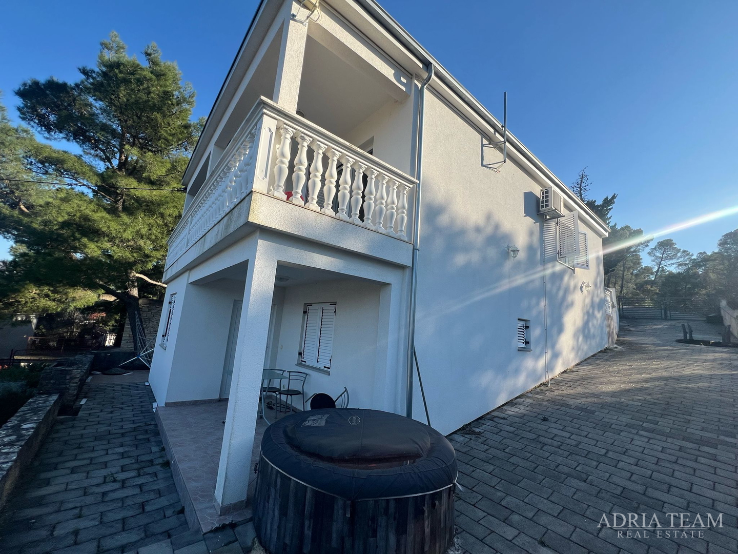 KUĆA S TRI STAMBENE JEDINICE, POGLED NA MORE I VELEBIT - DONJI KARIN