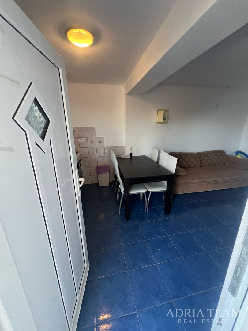 KUĆA S TRI STAMBENE JEDINICE, POGLED NA MORE I VELEBIT - DONJI KARIN