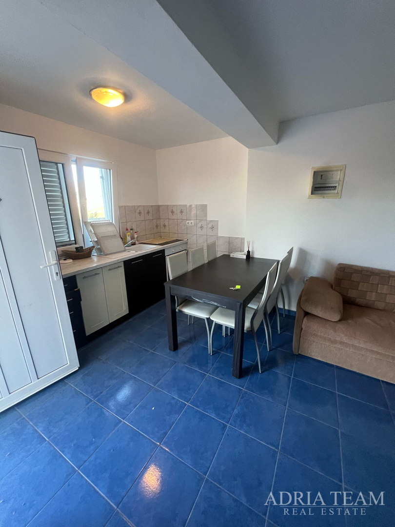 KUĆA S TRI STAMBENE JEDINICE, POGLED NA MORE I VELEBIT - DONJI KARIN