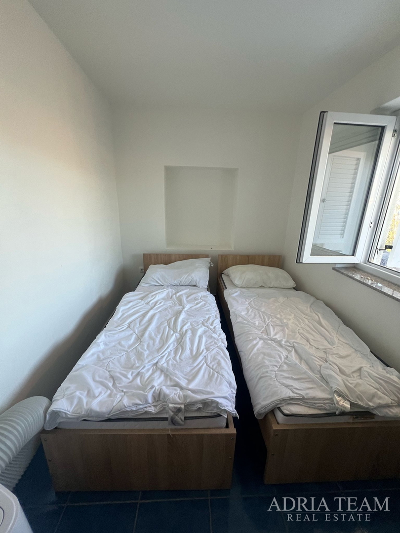 KUĆA S TRI STAMBENE JEDINICE, POGLED NA MORE I VELEBIT - DONJI KARIN