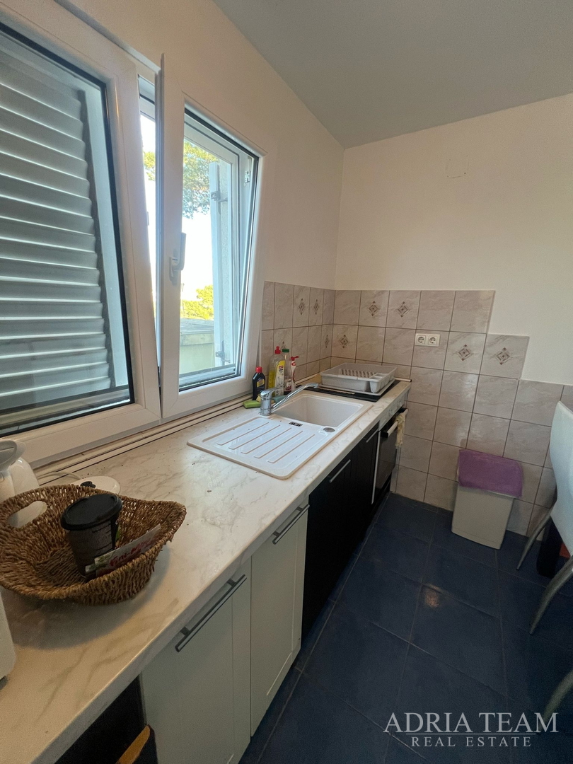 KUĆA S TRI STAMBENE JEDINICE, POGLED NA MORE I VELEBIT - DONJI KARIN