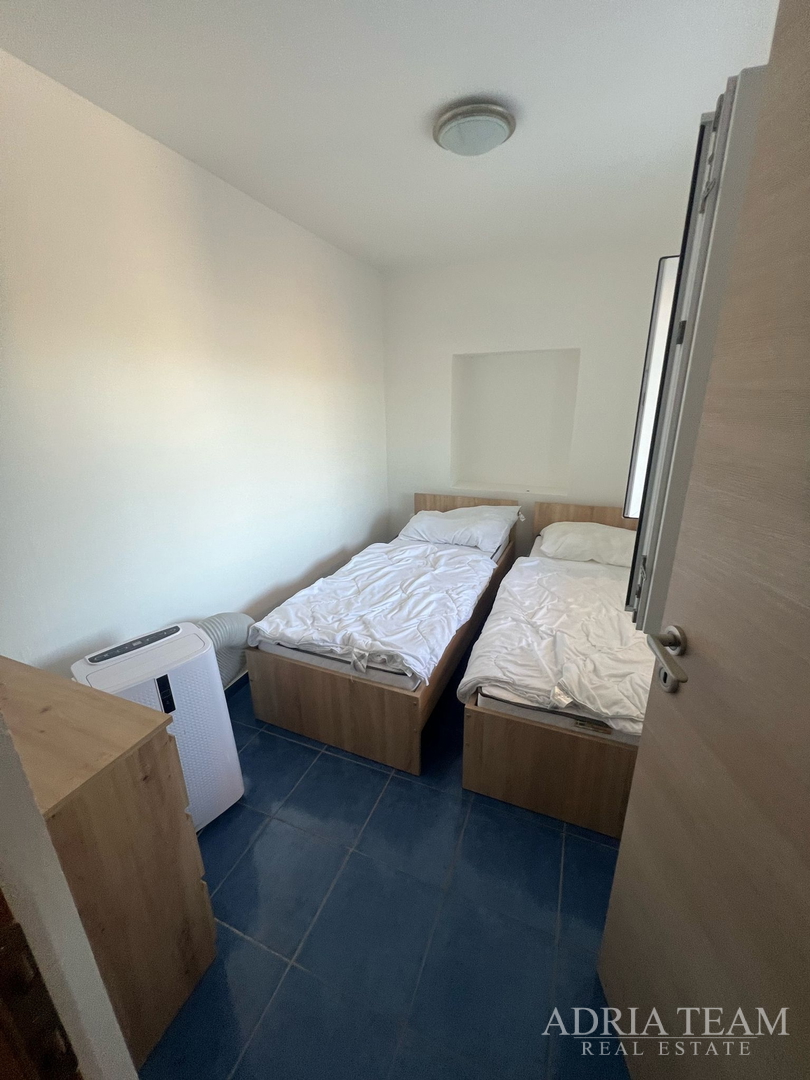 KUĆA S TRI STAMBENE JEDINICE, POGLED NA MORE I VELEBIT - DONJI KARIN