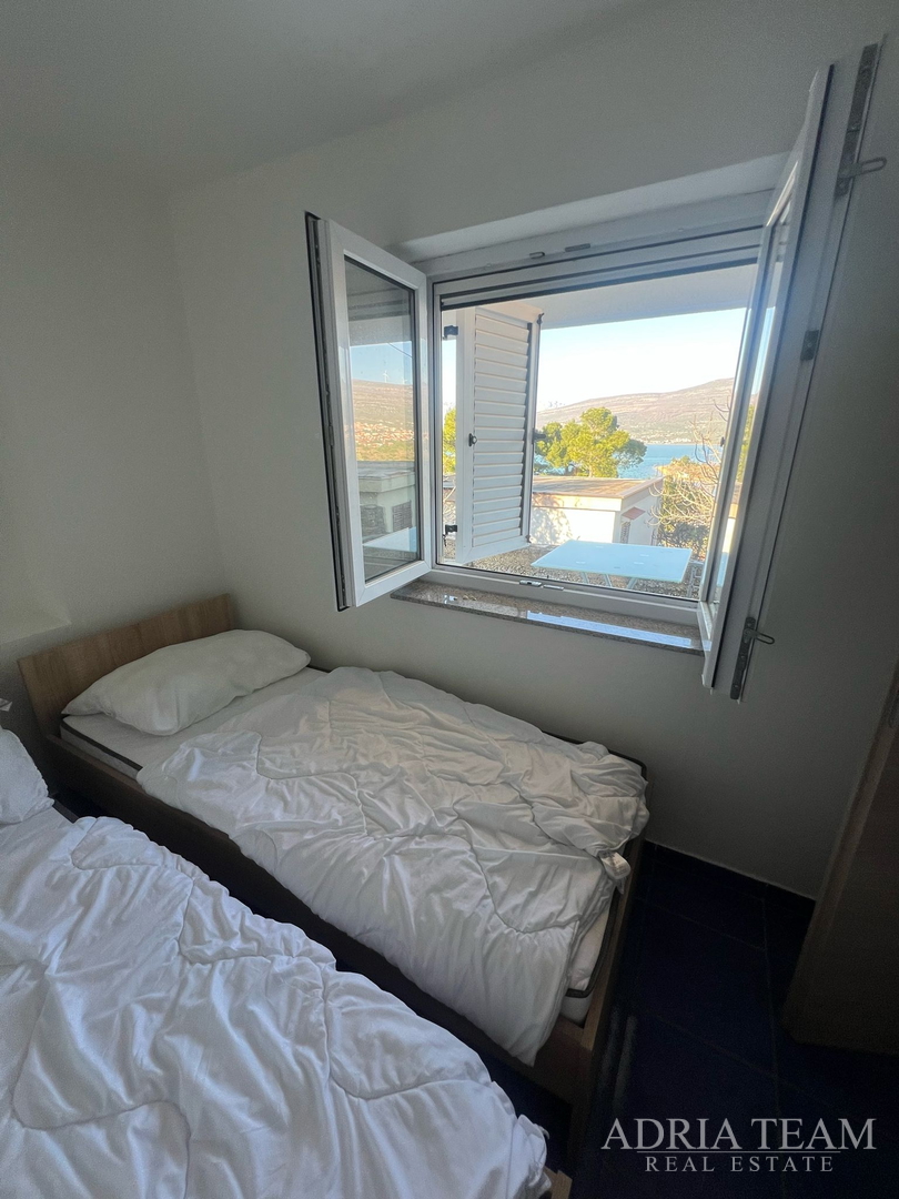 KUĆA S TRI STAMBENE JEDINICE, POGLED NA MORE I VELEBIT - DONJI KARIN