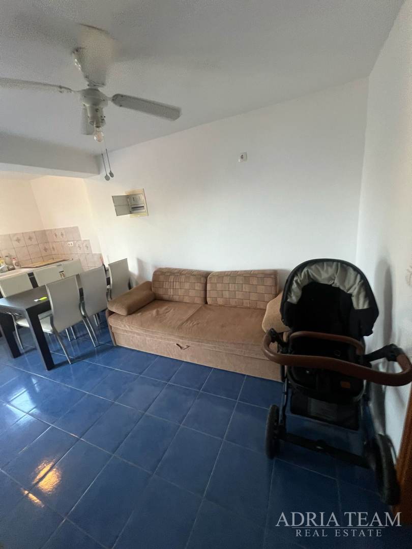 KUĆA S TRI STAMBENE JEDINICE, POGLED NA MORE I VELEBIT - DONJI KARIN