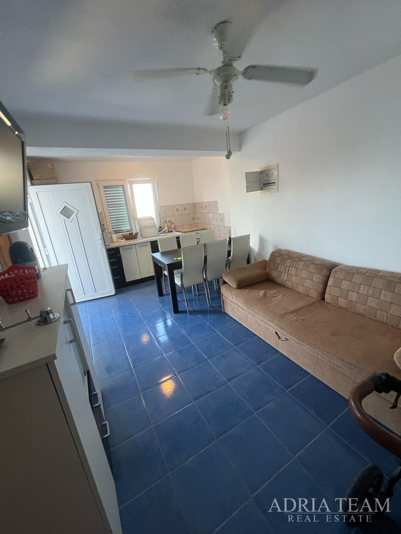 KUĆA S TRI STAMBENE JEDINICE, POGLED NA MORE I VELEBIT - DONJI KARIN