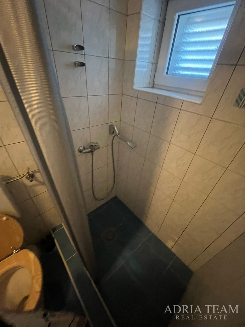 KUĆA S TRI STAMBENE JEDINICE, POGLED NA MORE I VELEBIT - DONJI KARIN