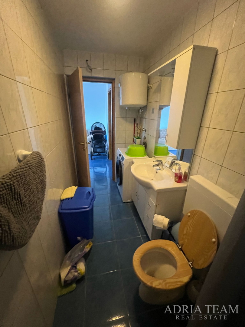 KUĆA S TRI STAMBENE JEDINICE, POGLED NA MORE I VELEBIT - DONJI KARIN