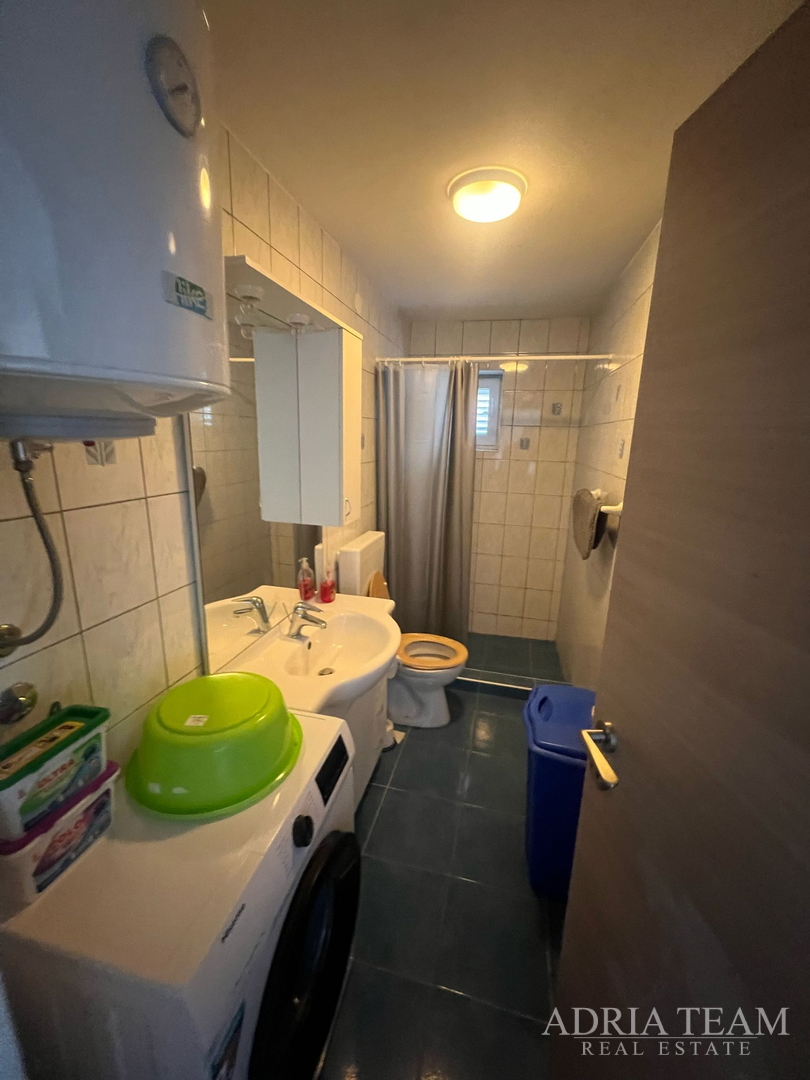 KUĆA S TRI STAMBENE JEDINICE, POGLED NA MORE I VELEBIT - DONJI KARIN