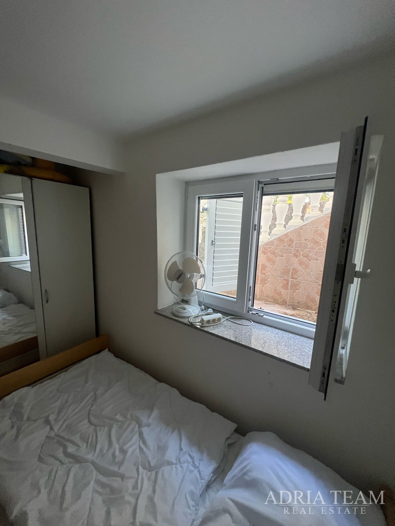 KUĆA S TRI STAMBENE JEDINICE, POGLED NA MORE I VELEBIT - DONJI KARIN