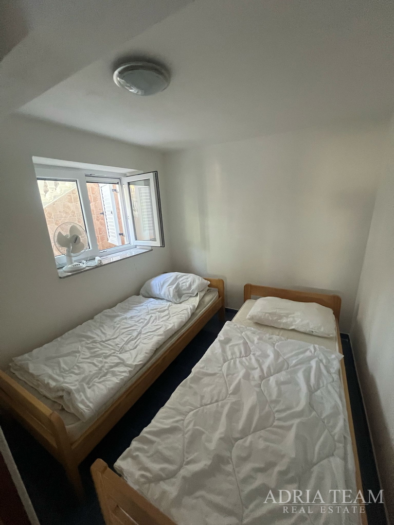 KUĆA S TRI STAMBENE JEDINICE, POGLED NA MORE I VELEBIT - DONJI KARIN