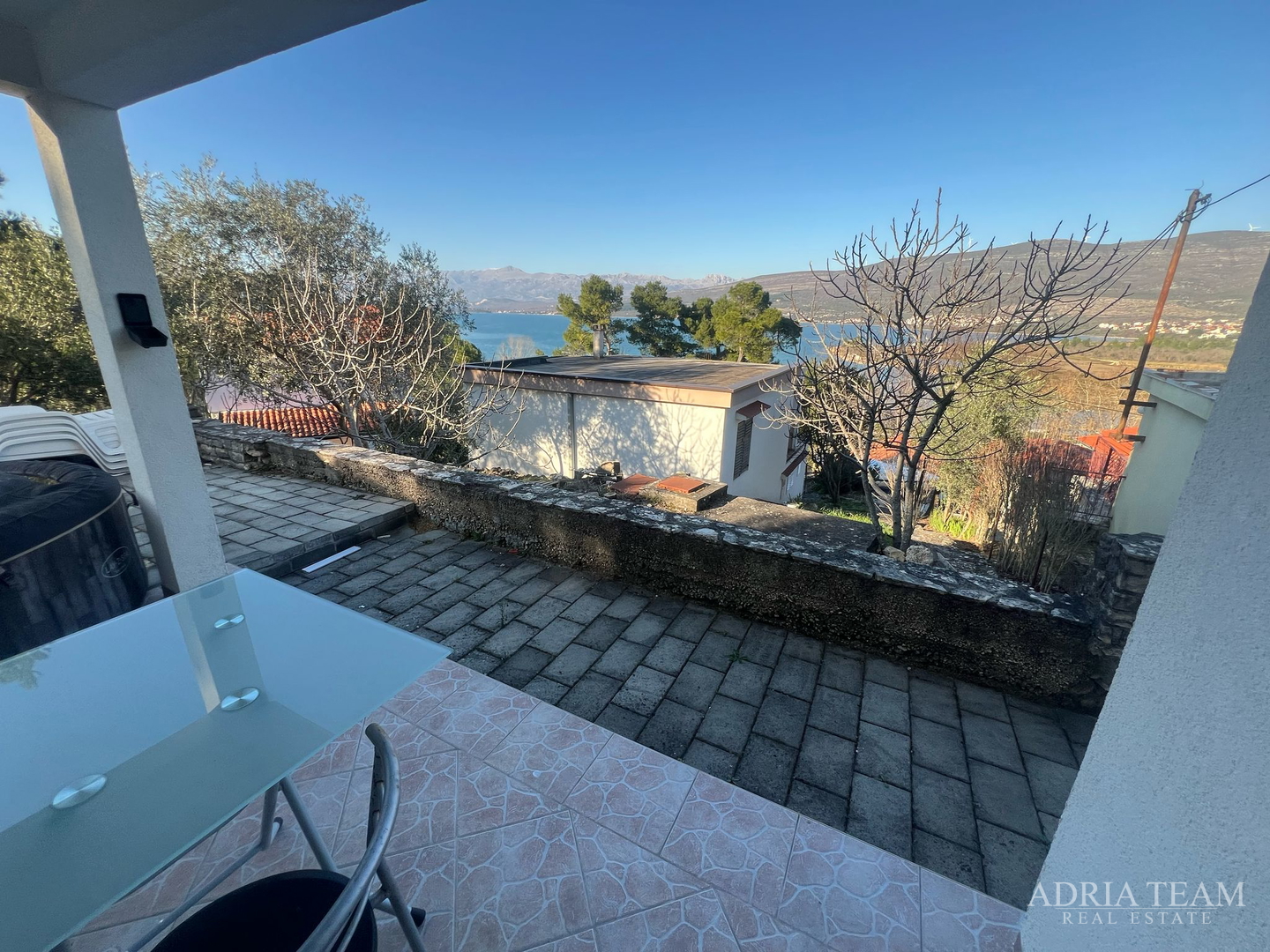 KUĆA S TRI STAMBENE JEDINICE, POGLED NA MORE I VELEBIT - DONJI KARIN