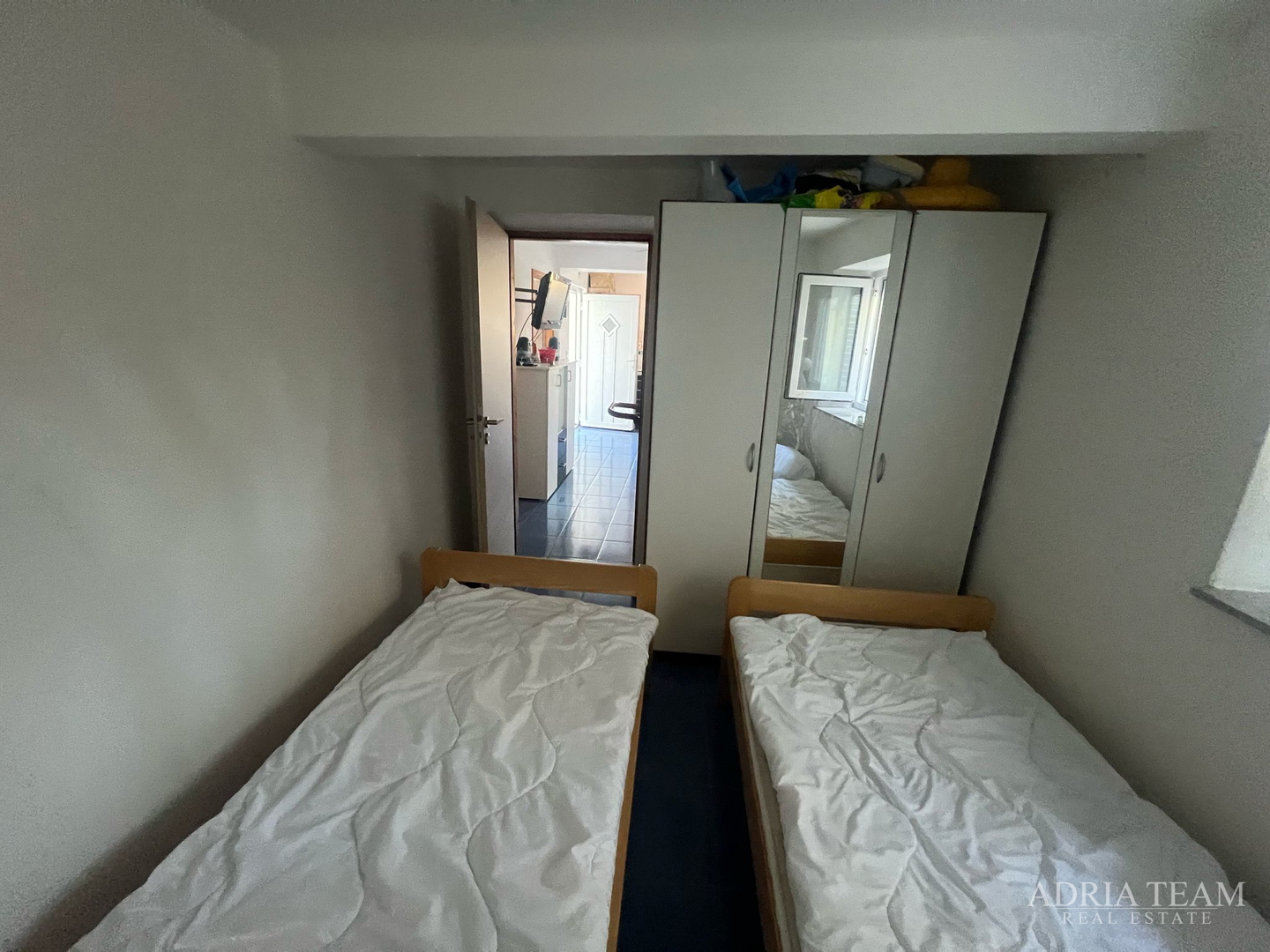 KUĆA S TRI STAMBENE JEDINICE, POGLED NA MORE I VELEBIT - DONJI KARIN