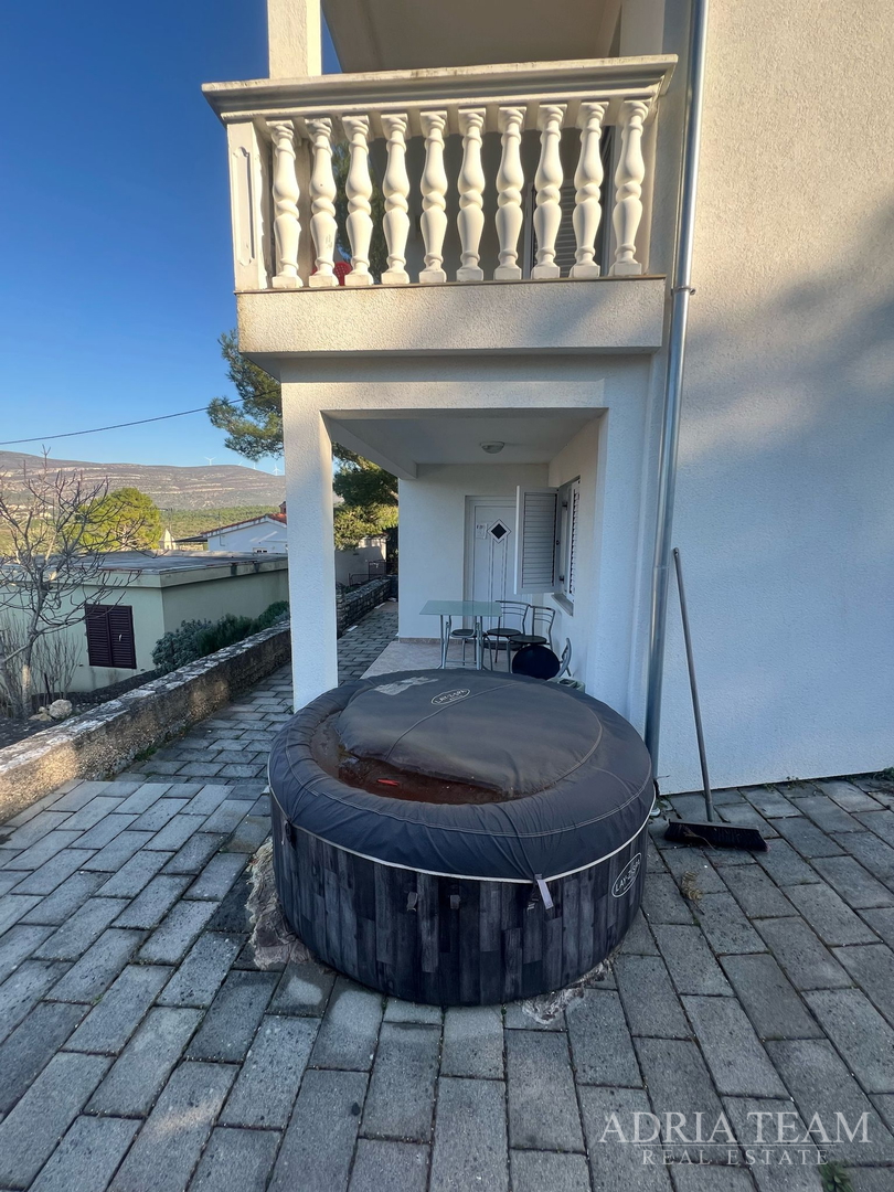 KUĆA S TRI STAMBENE JEDINICE, POGLED NA MORE I VELEBIT - DONJI KARIN