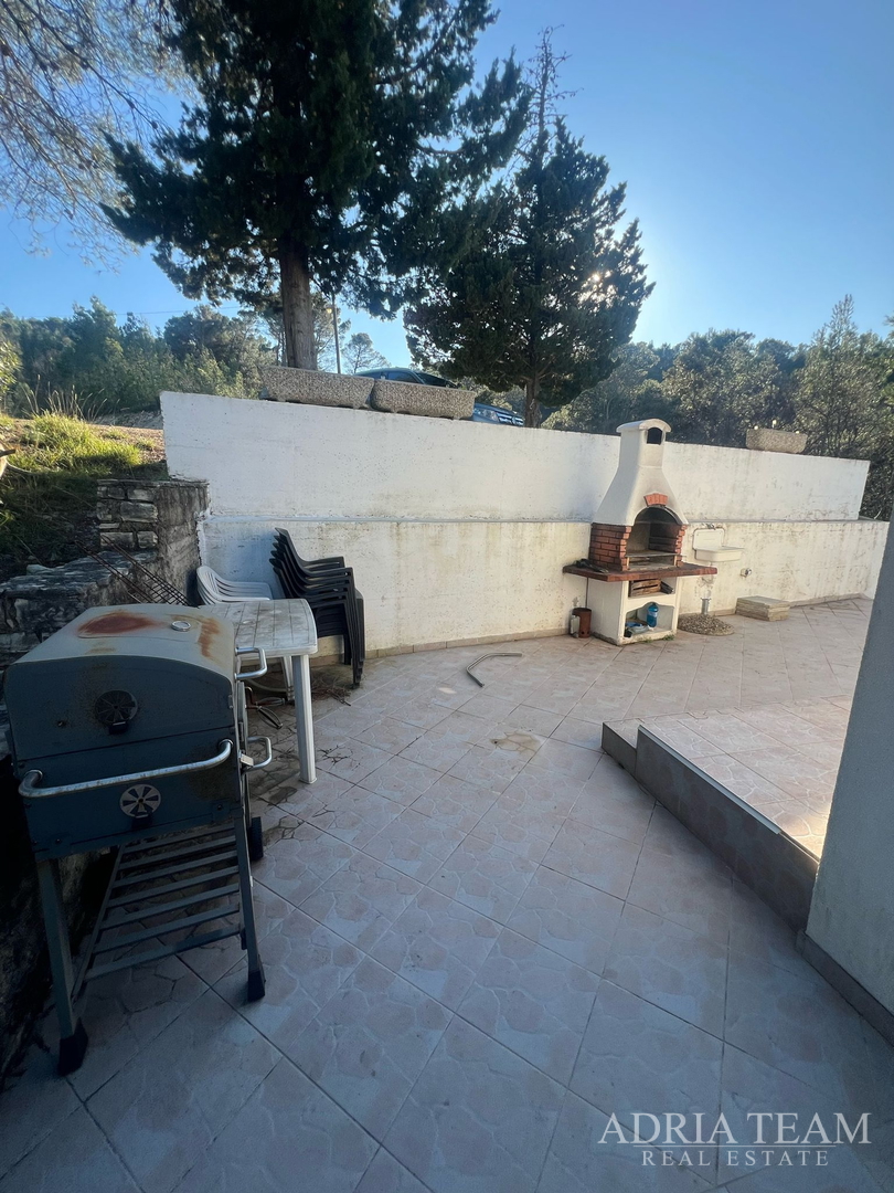 KUĆA S TRI STAMBENE JEDINICE, POGLED NA MORE I VELEBIT - DONJI KARIN