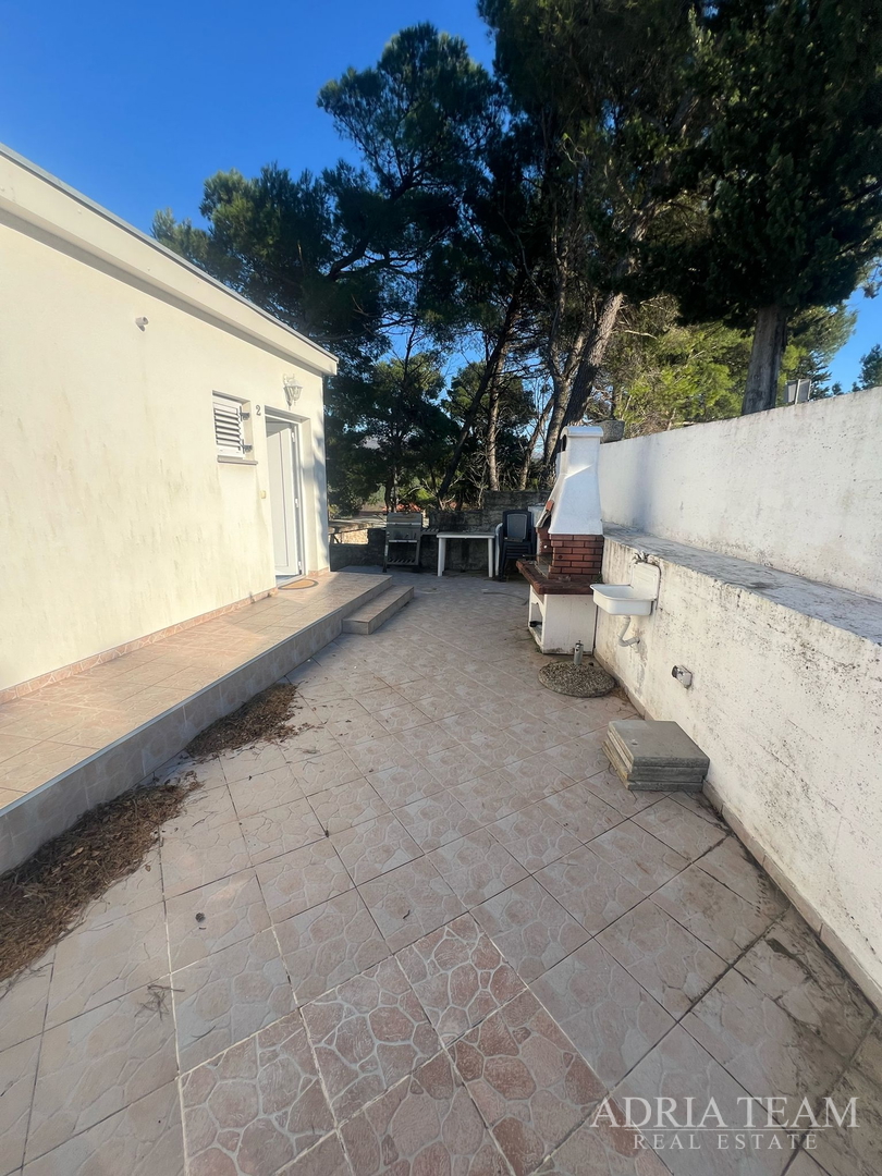 KUĆA S TRI STAMBENE JEDINICE, POGLED NA MORE I VELEBIT - DONJI KARIN