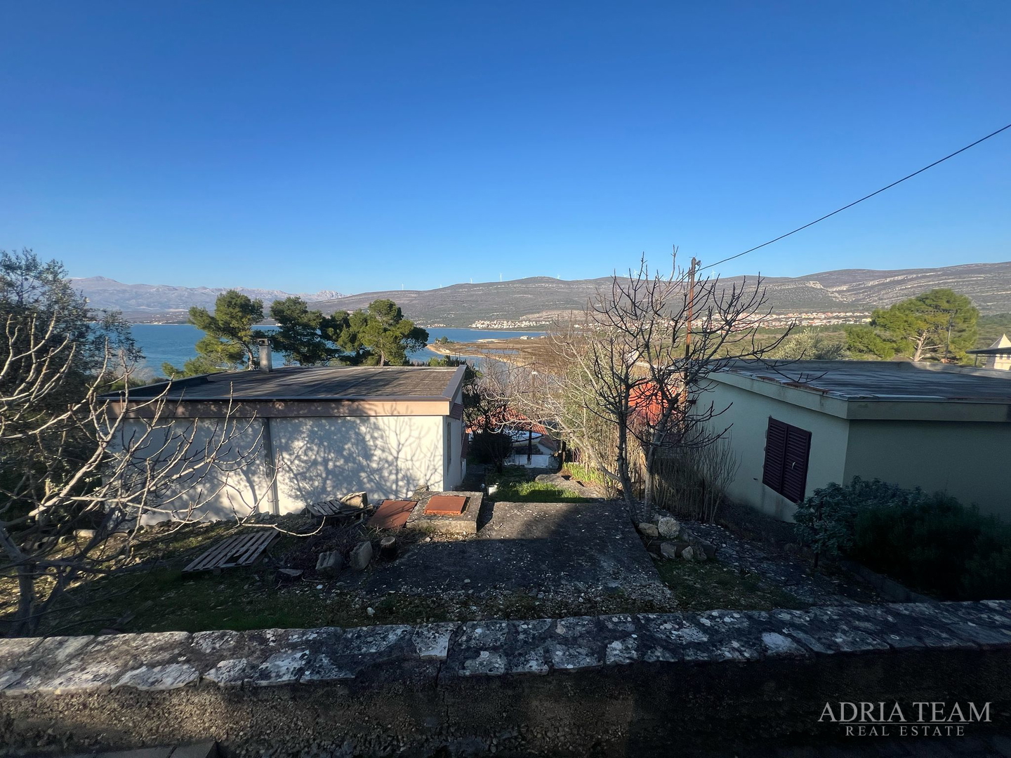 KUĆA S TRI STAMBENE JEDINICE, POGLED NA MORE I VELEBIT - DONJI KARIN