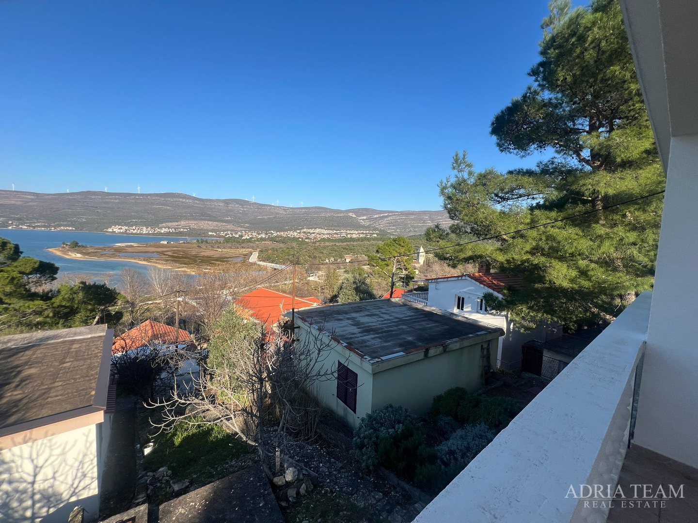 KUĆA S TRI STAMBENE JEDINICE, POGLED NA MORE I VELEBIT - DONJI KARIN