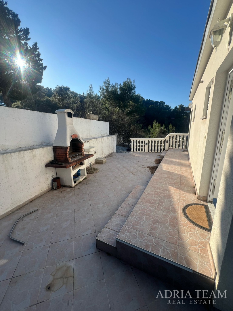 KUĆA S TRI STAMBENE JEDINICE, POGLED NA MORE I VELEBIT - DONJI KARIN