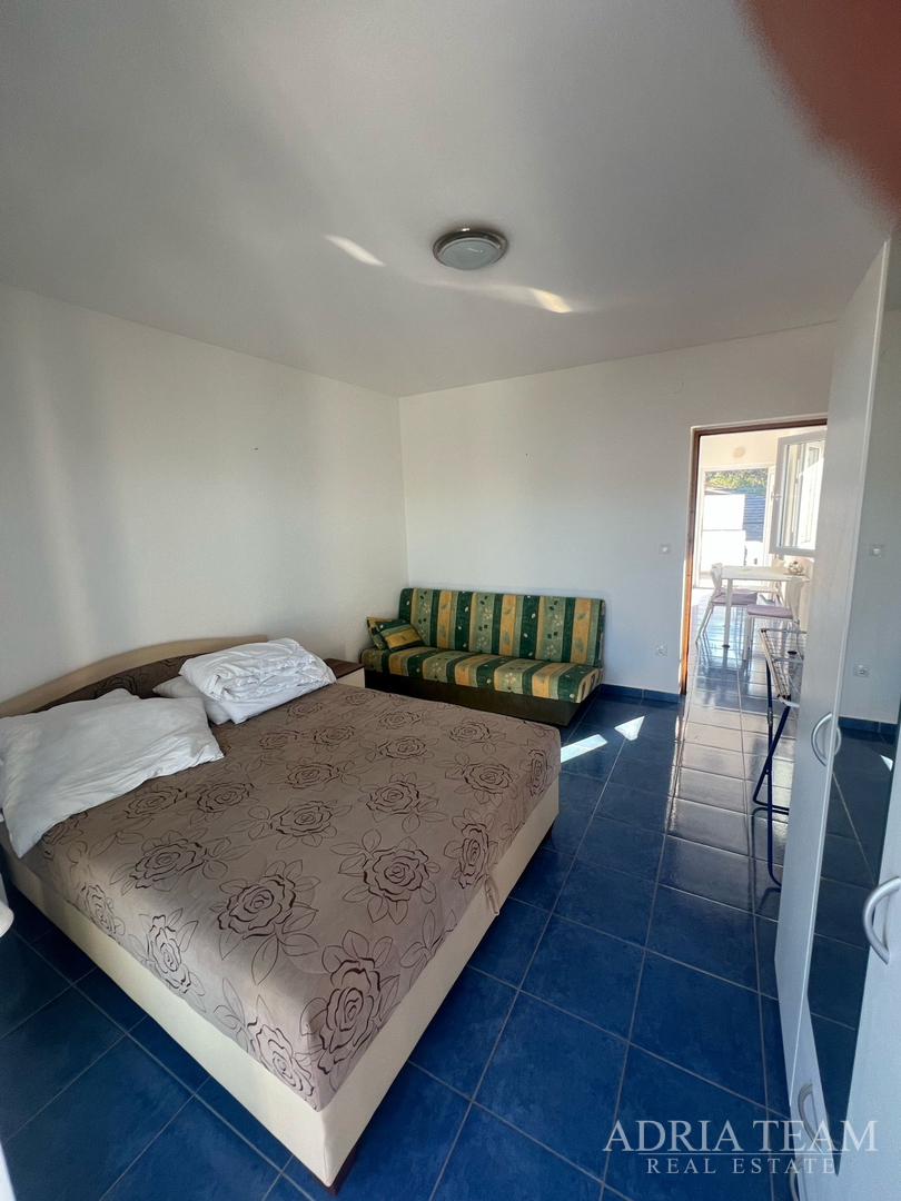 KUĆA S TRI STAMBENE JEDINICE, POGLED NA MORE I VELEBIT - DONJI KARIN