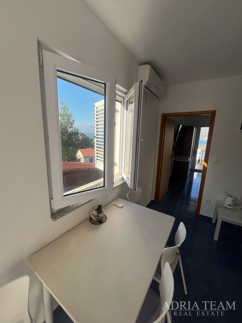 KUĆA S TRI STAMBENE JEDINICE, POGLED NA MORE I VELEBIT - DONJI KARIN