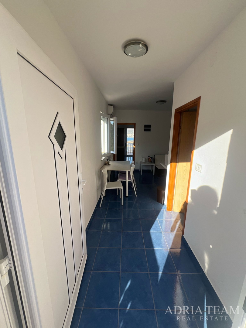 KUĆA S TRI STAMBENE JEDINICE, POGLED NA MORE I VELEBIT - DONJI KARIN