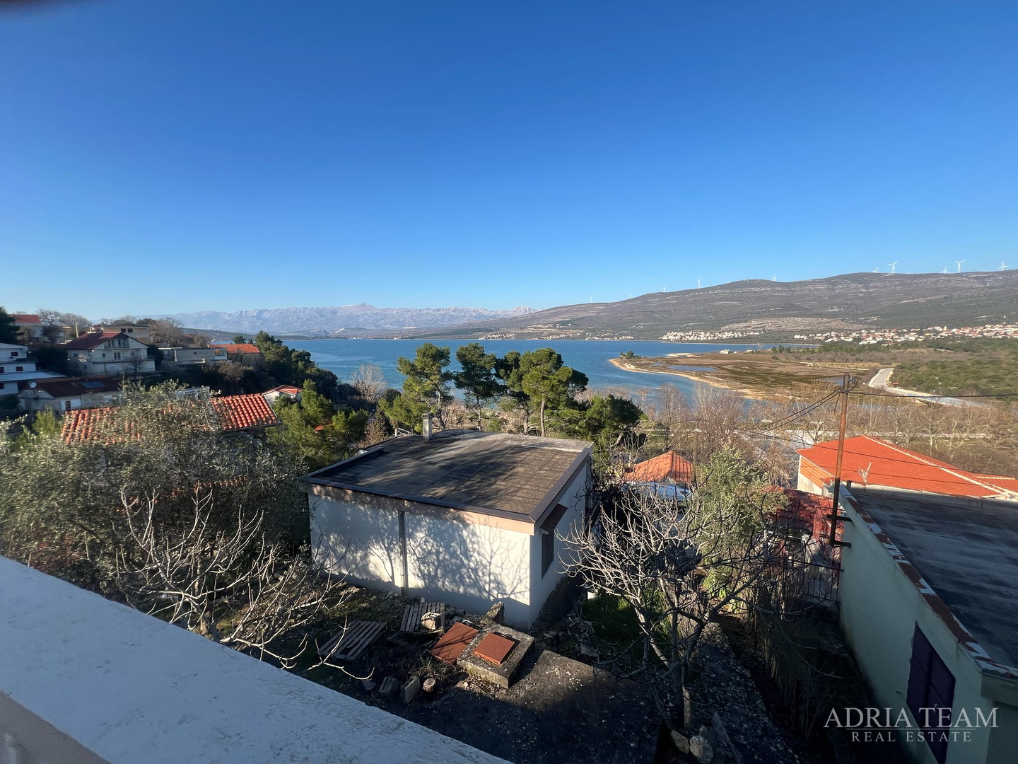 KUĆA S TRI STAMBENE JEDINICE, POGLED NA MORE I VELEBIT - DONJI KARIN