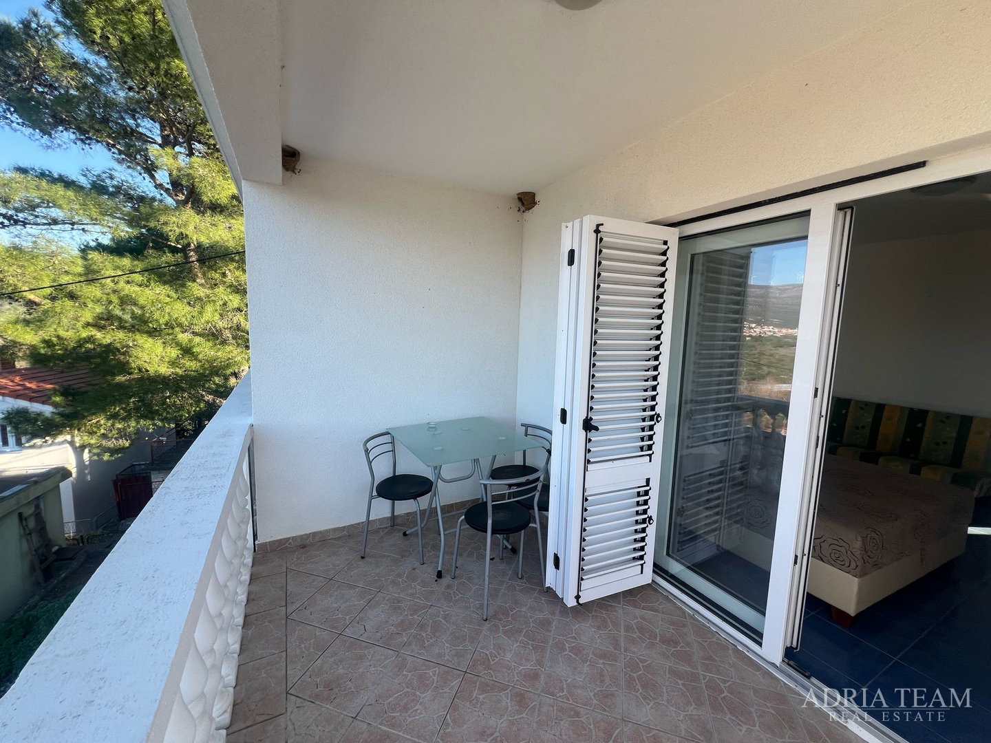 KUĆA S TRI STAMBENE JEDINICE, POGLED NA MORE I VELEBIT - DONJI KARIN