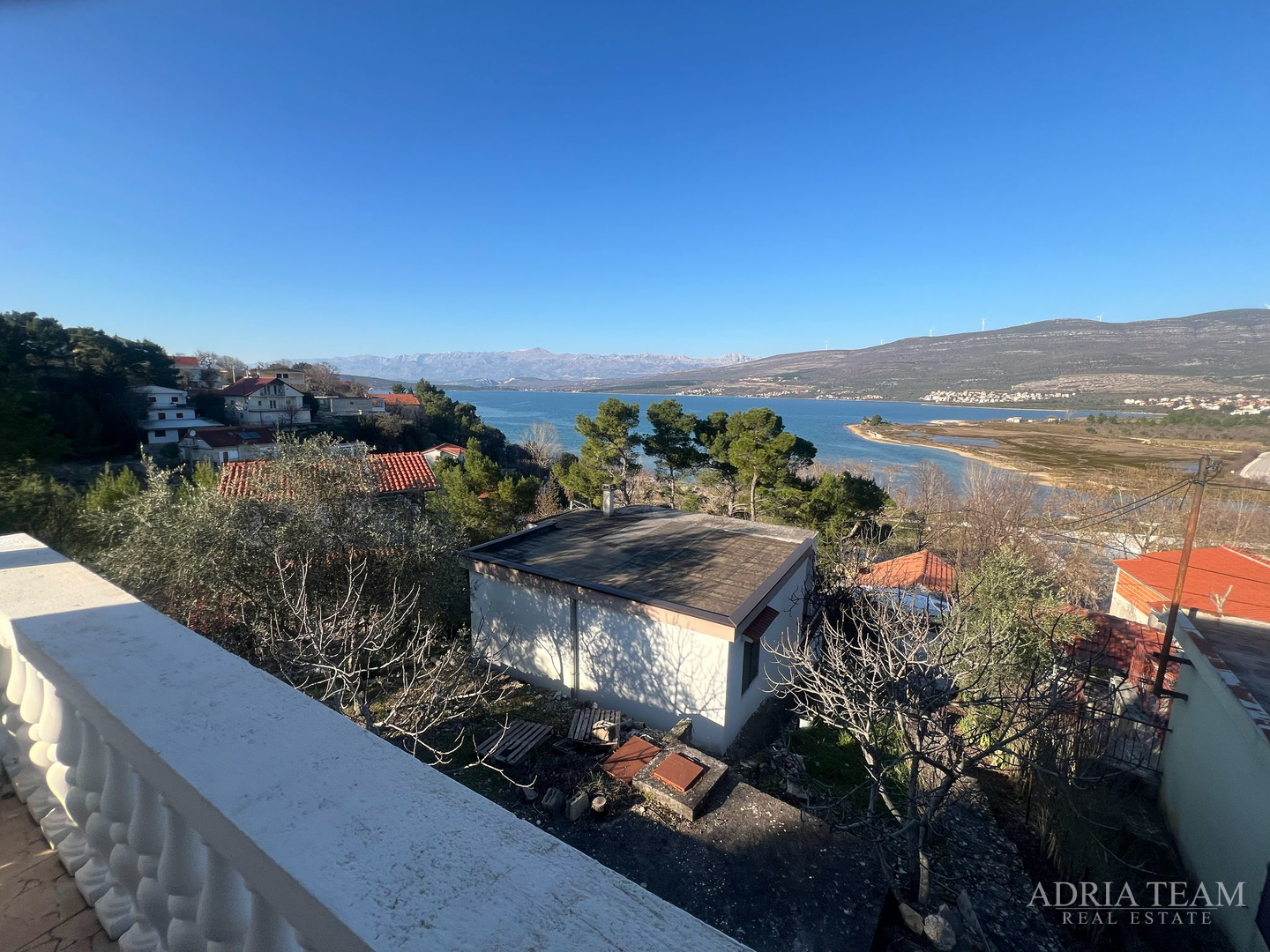KUĆA S TRI STAMBENE JEDINICE, POGLED NA MORE I VELEBIT - DONJI KARIN
